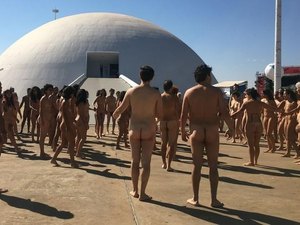 Mais de 100 pessoas nuas se reúnem em frente ao Museu Nacional para manifesto