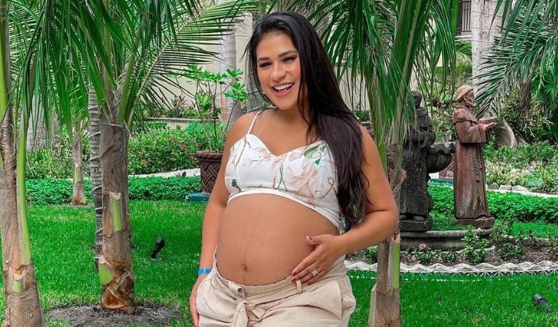 Simone evidencia barriga de gravidez em look e relata cansaço: 'Tô só o mingau'