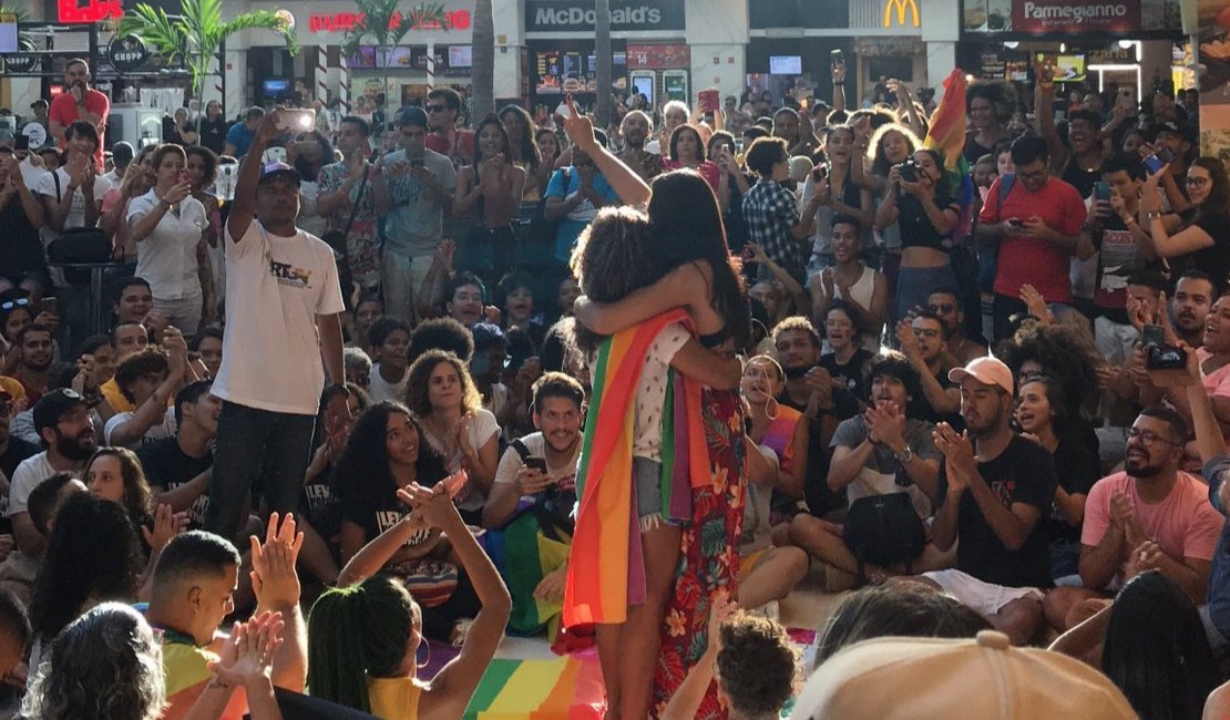 Manifestantes protestam contra transfobia em shopping de Maceió