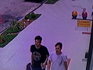 [Vídeo] Câmeras flagram furto a apartamento na Ponta Verde