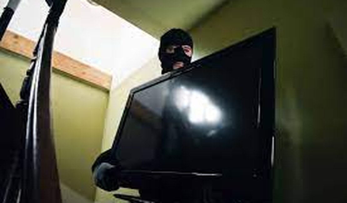 Residência é invadida e criminoso furta tv, em Arapiraca