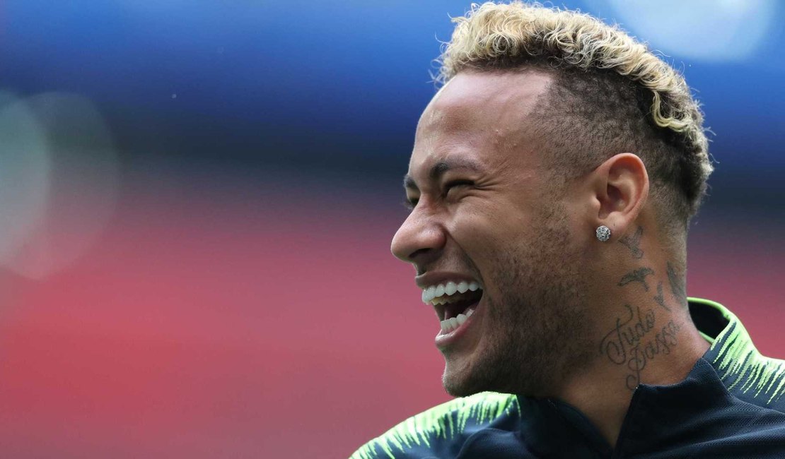 Neymar garante permanência no PSG e defende seu estilo de jogo após críticas