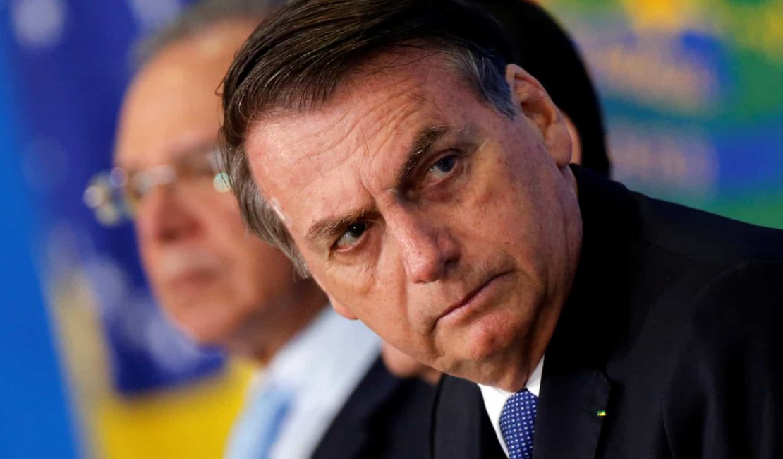 Bolsonaro diz que não cabe a Moro decidir destino de mensagens hackeadas