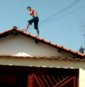 Acusado de homicídio se esconde em cima de telhado para tentar fugir de policiais 