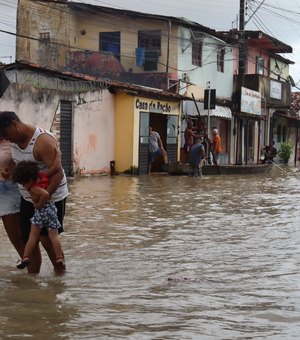 Enchente afeta famílias em Maceió e Francisco Sales alerta desassoreamento da Lagoa Mundaú