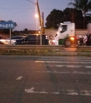 Motociclista colide com carro na AL-220, em Arapiraca