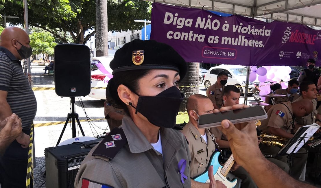 [Vídeos] Patrulha Maria da Penha faz campanha em conscientização à denúncia de violência contra a mulher em Arapiraca