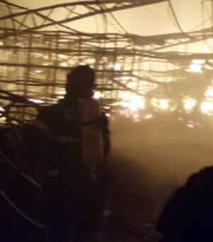 Incêndio destrói loja de autopeças na madrugada deste sábado (28) em Maceió