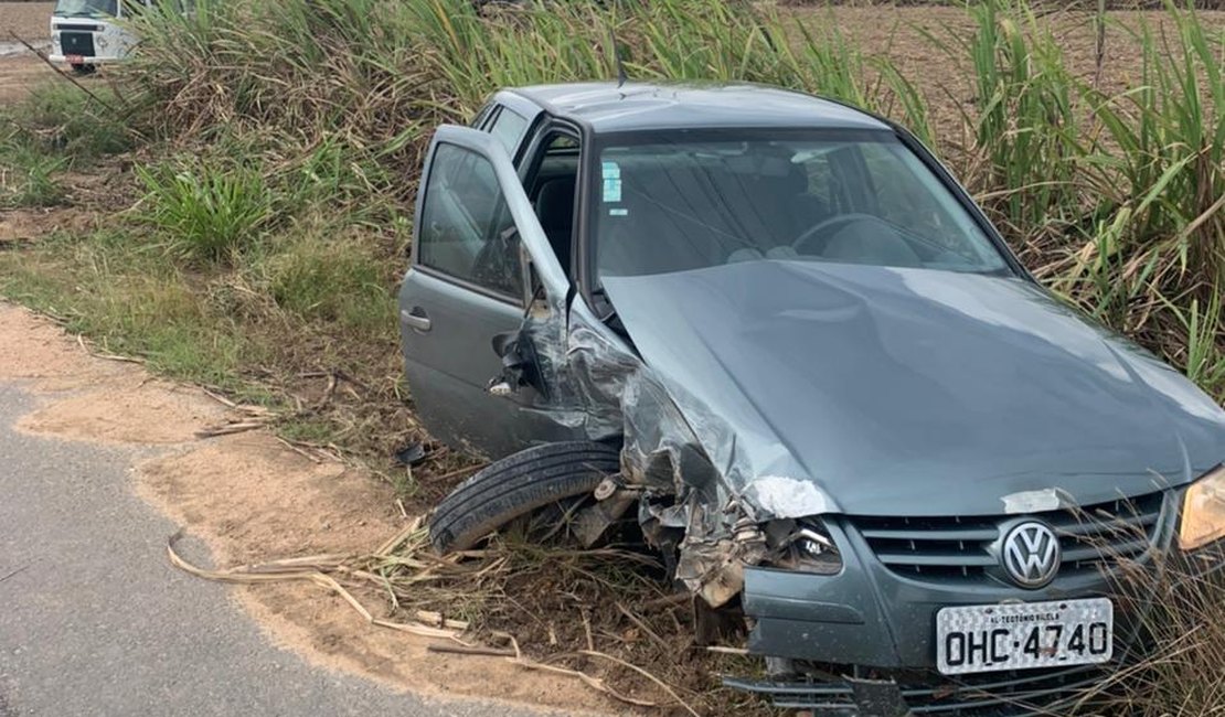 Veículos colidem durante tentativa de ultrapassagem na AL 420