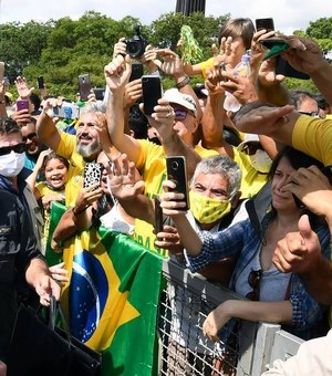 Bolsonaro vai a aglomeração em Brasília, pega criança no colo e rebate STF