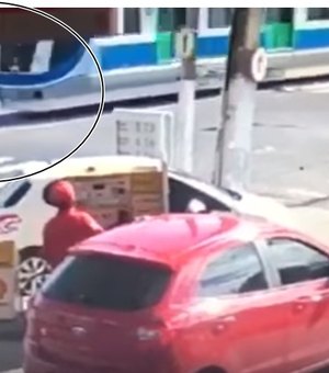 VLT colide com carro de passeio no bairro Poço