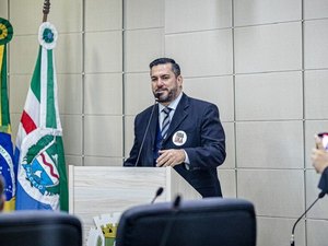 Leonardo Dias apresenta lei que multa para quem consumir maconha em espaços públicos
