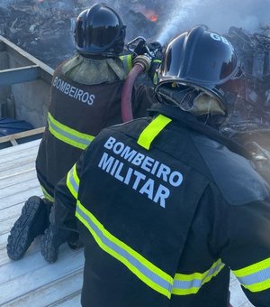 Bombeiros são acionados para controlar incêndio na parte alta de Maceió