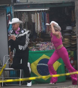 Margot Robbie e Ryan Gosling viralizam com cena de fuga com bandeira do Brasil no fundo