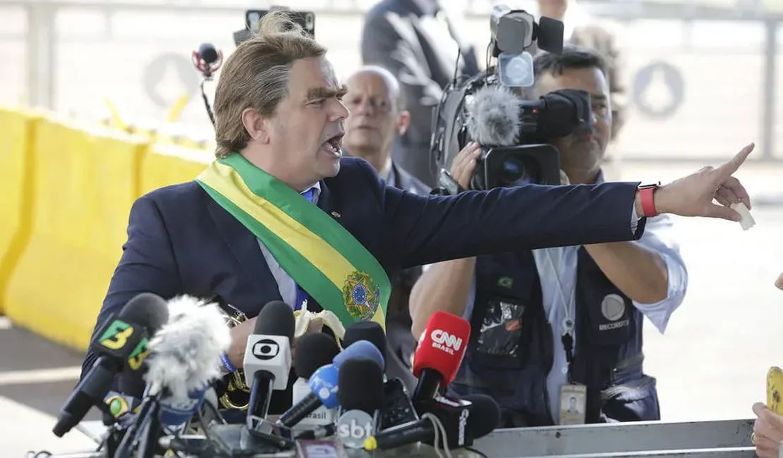 [Vídeo] Bolsonaro usa humorista para evitar responder sobre PIB fraco