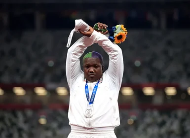 COI considera punir medalhista de prata que protestou no pódio