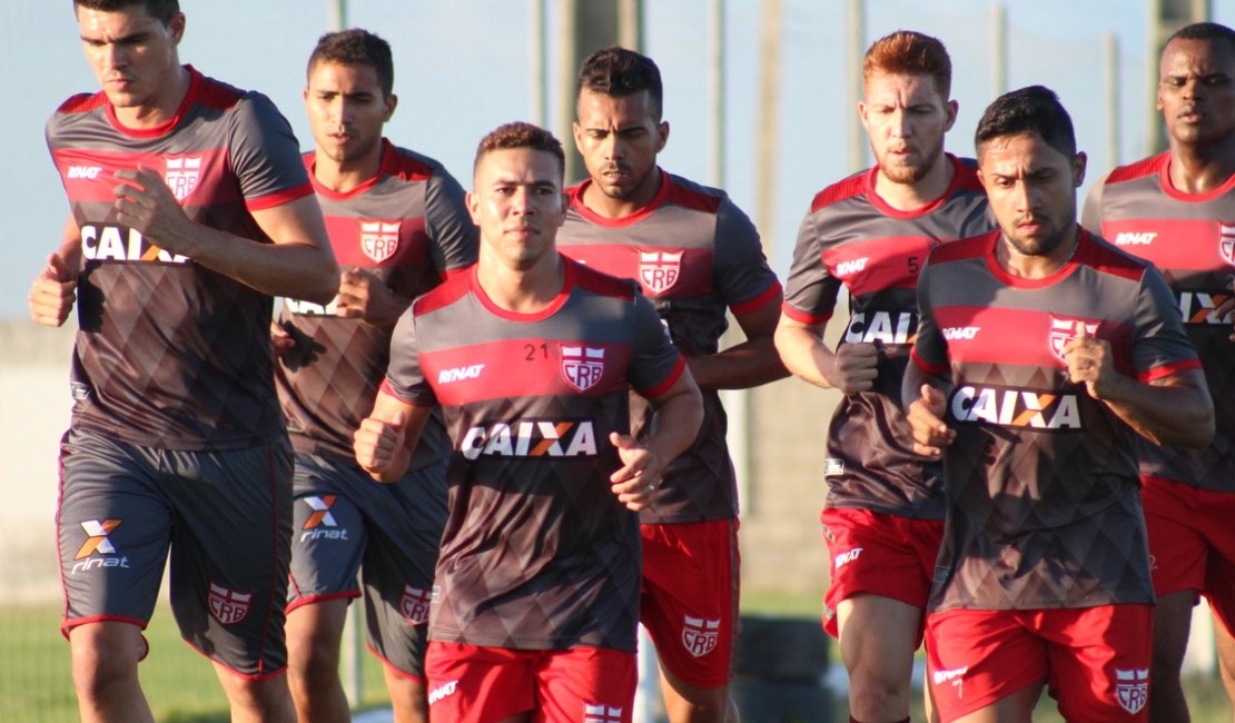 Técnico Roberto Fernandes e mais sete jogadores são regularizados pelo CRB