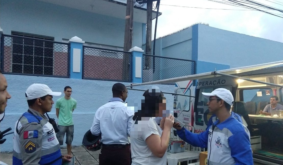 Operação recolhe três CNHs e atua 12 por infrações em Maceió