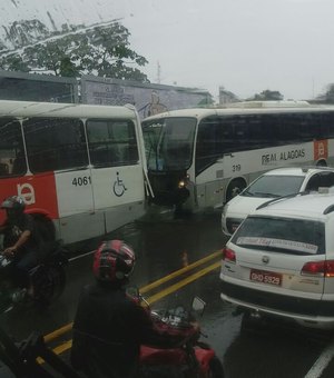 Colisão envolvendo três ônibus deixa trânsito congestionado na Avenida Leste-Oeste