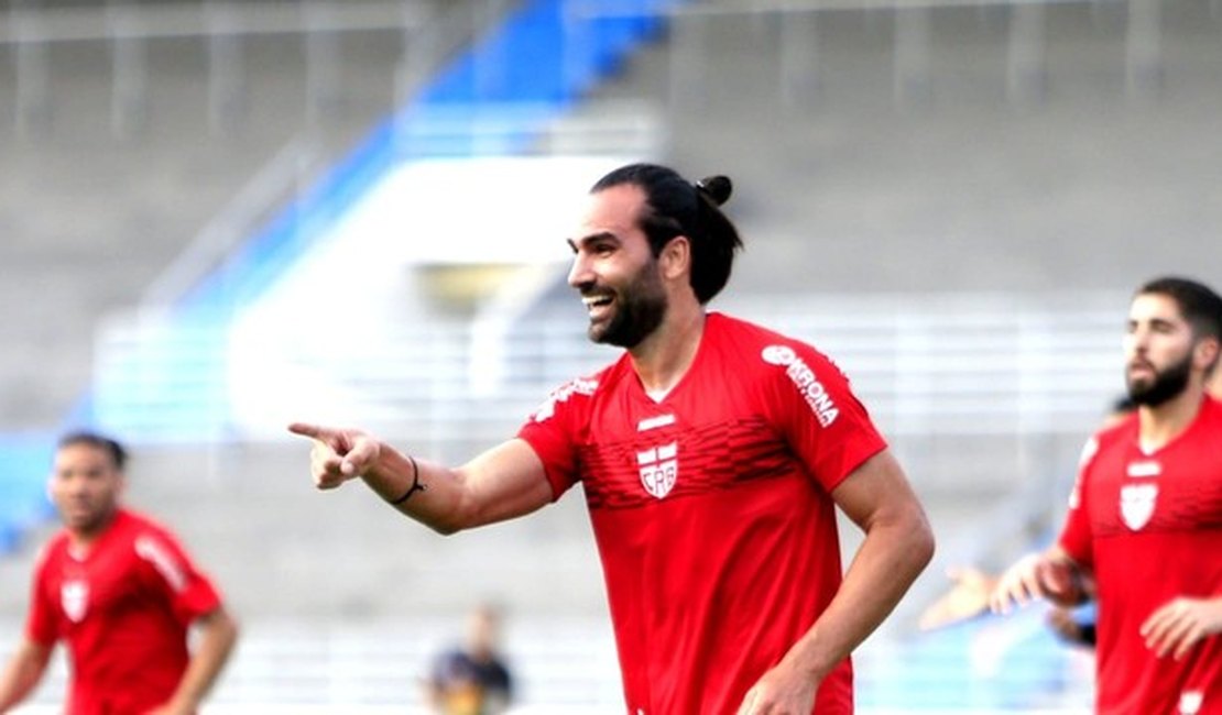 Léo Gamalho celebra gol e recebe elogios do técnico do CRB