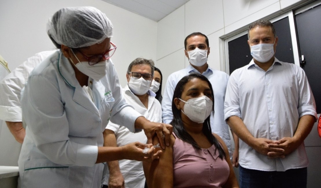 Sesau destina mais de 25 mil doses da vacina contra a Covid-19 para os 102 municípios