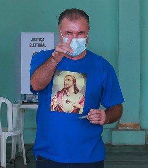 Candidato do Democracia Cristã, Cícero Almeida vota no Iate Clube Pajussara