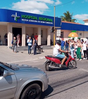 [Vídeo] Sem receber salários há quatro meses, funcionários do Hospital Regional de Arapiraca fazem protesto