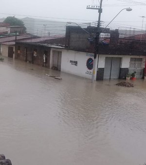 Chuvas em Maceió causam alagamentos e deixam moradores ilhados no Cleto Marques Luz