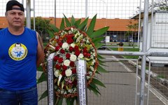 Djalma Schiavi levou uma coroa de flores para o Aeroporto Internacional de Viracopos, em Campinas, onde o corpo do apresentador Gugu desembarcou