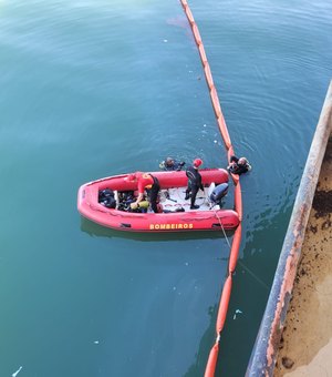 PF aciona bombeiros para procurar drogas em navio no Porto de Maceió