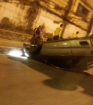 Carro capota após ser 'fechado' por caminhão na Ladeira Geraldo Melo, em Maceió