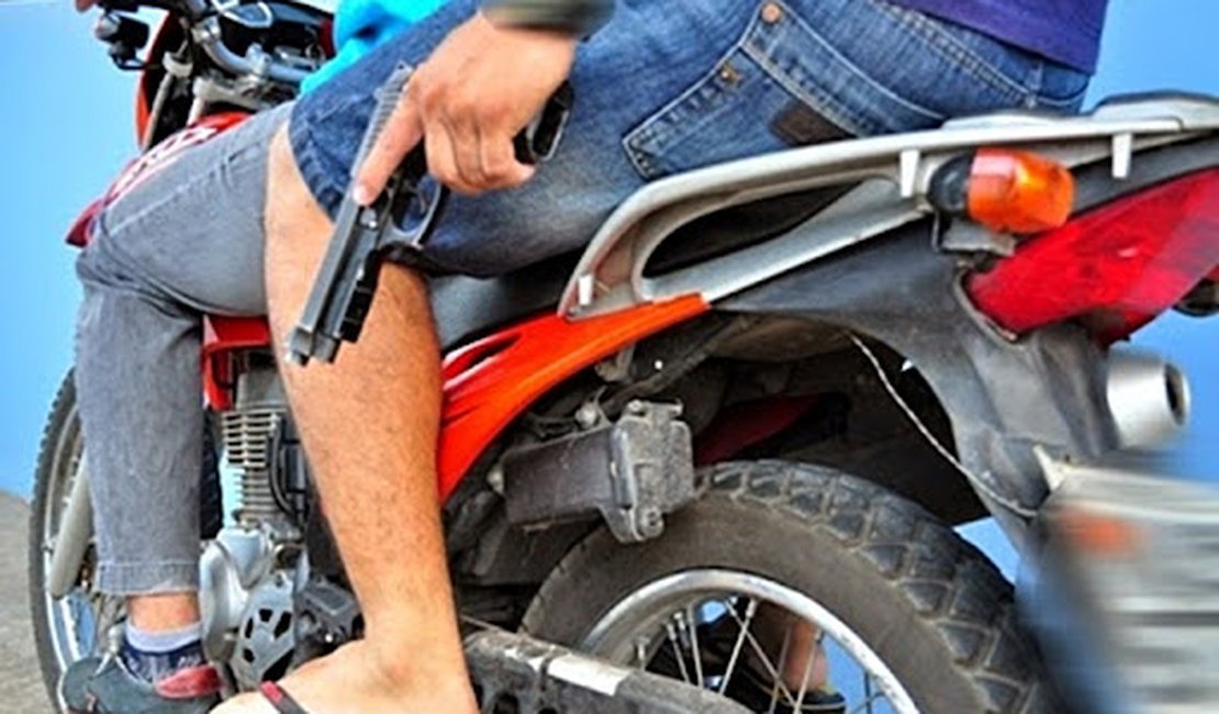 Dupla armada em motocicleta rouba celulares e pertences de vítimas