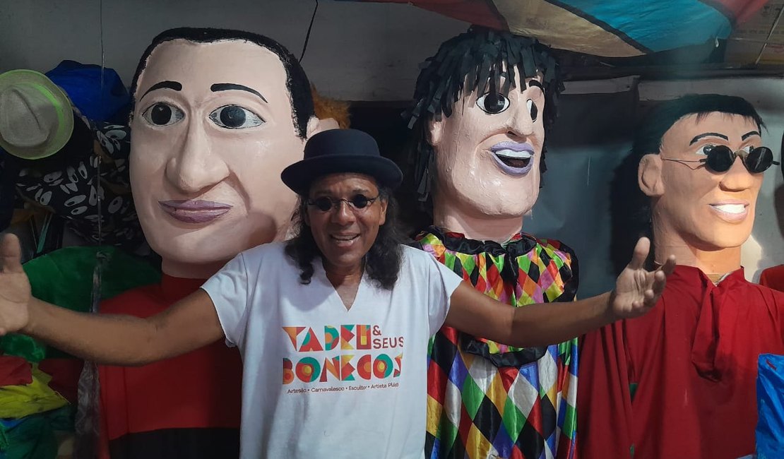 [Vídeo] Alegria de Tadeu e Seus Bonecos contagia o carnaval da velha Penedo