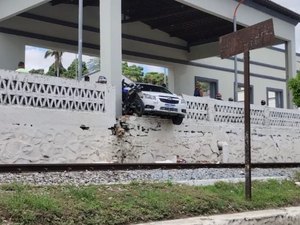 Motorista perde controle e colide com muro de loja Americanas em Rio largo