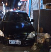 Carro estacionado é atingido por outro veículo em Arapiraca