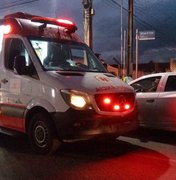 Carro capota e motorista fica ferido na Avenida da Paz, em Maceió