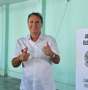 Renan Calheiros vota acompanhado da família 