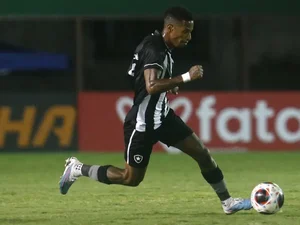 Tchê Tchê mostra regularidade em momento instável e ganha moral no Botafogo