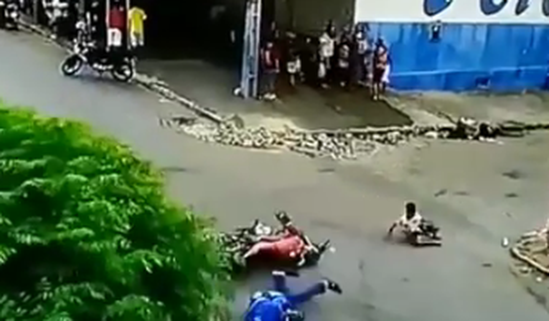 [Vídeo ]Criança cruza rua correndo e é atingida por motocicleta, em Arapiraca