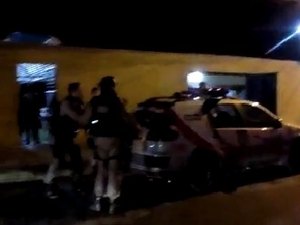 [Vídeo] Policial atende denúncia de tráfico em escola e é agredido por estudantes 