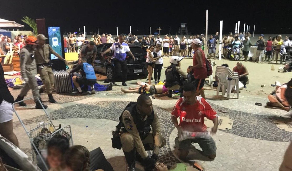 Carro desgovernado invade calçadão da Praia de Copacabana e deixa 15 feridos