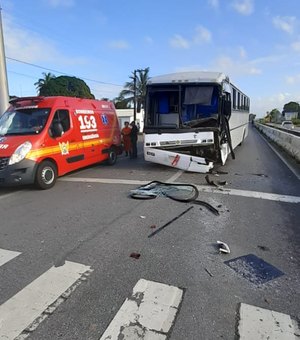 Acidente com ônibus de universitários deixa feridos na BR-104