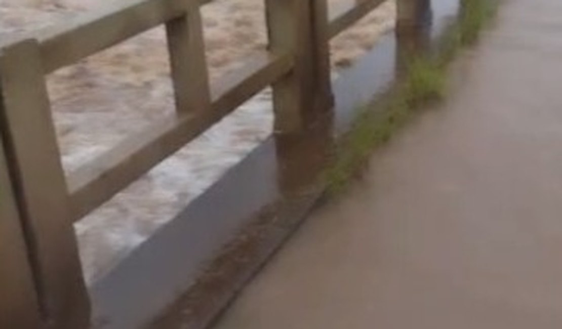 [Vídeo] Ponte do Sítio Poção é alagada por rio em Arapiraca
