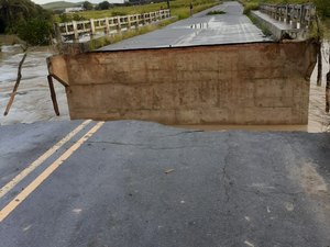 [Vídeo] Após fortes chuvas, cabeceira de ponte desaba na AL-460 