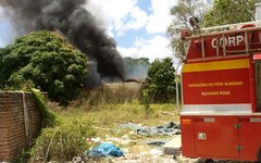 Incêndio em casas que guardavam material inflamável em Arapiraca