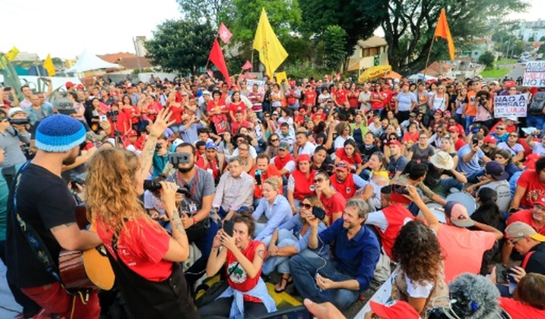Sem discutir candidatura, Executiva do PT se reúne para definir ação pró-Lula