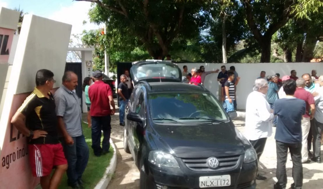Ex-funcionários da Usina Laginha protestam contra indenizações atrasadas