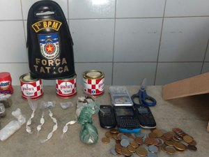 Suspeito de tráfico de drogas é preso com maconha, pinos de cocaína e cola