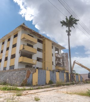 Edificações com risco de desabamento são demolidas no bairro Pinheiro