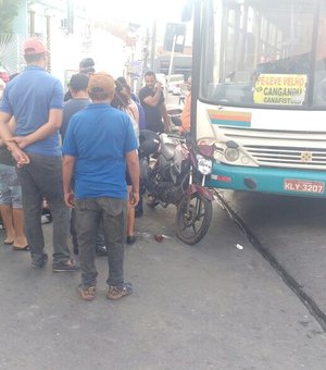 Ônibus e moto se chocam no centro de Arapiraca